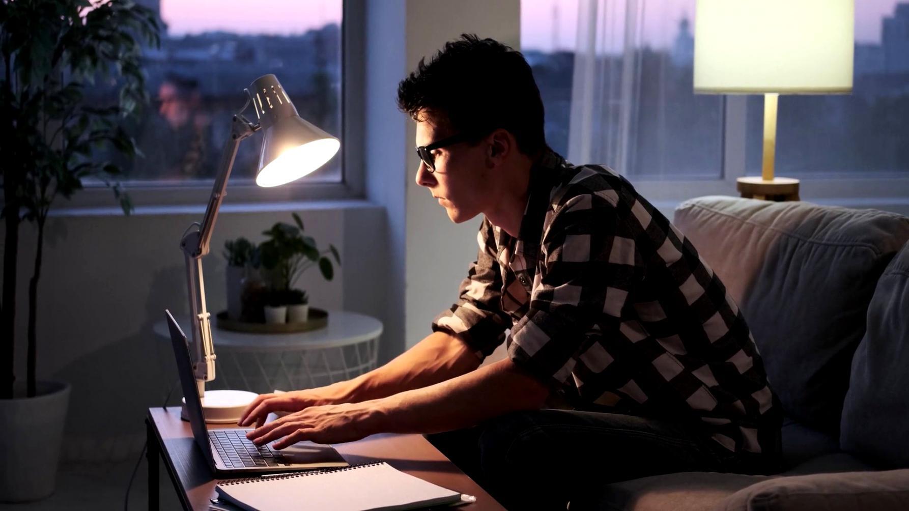 Studente internazionale che segue una lezione online