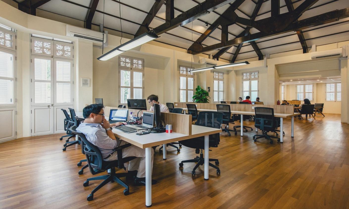 Studenti che lavorano insieme su materiali di consolidamento di bilancio